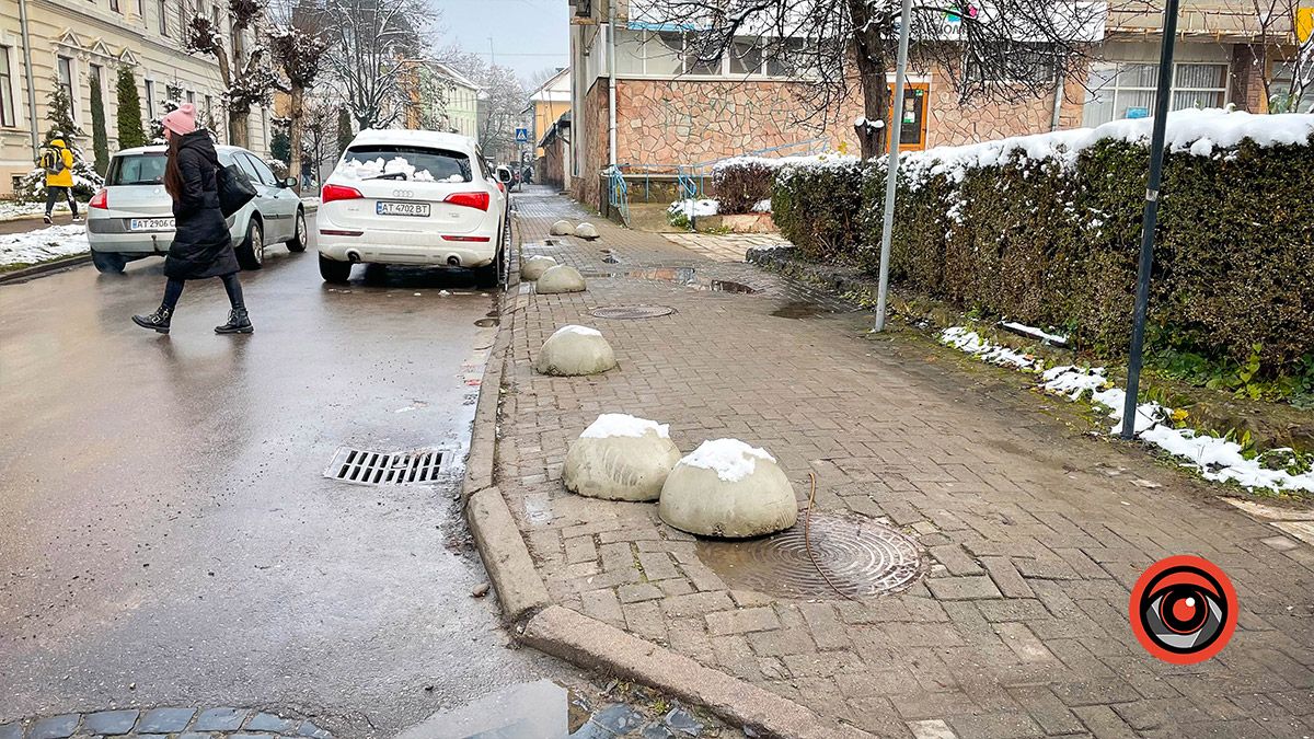 У Коломиї боряться з паркуванням на тротуарах 6