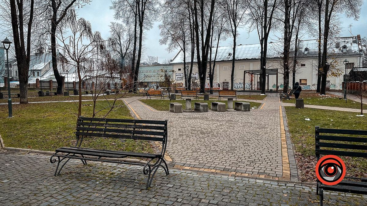 Вандали Коломиї постійно нищать громадське майно у Студентському сквері 6