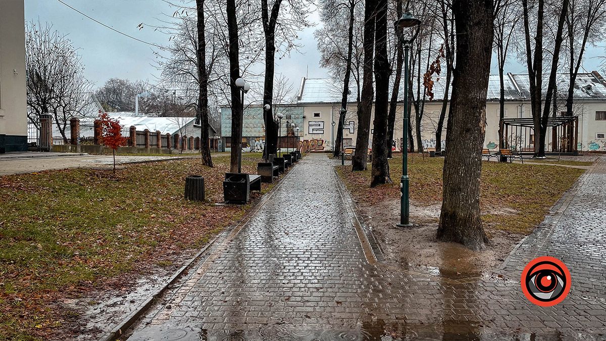 Вандали Коломиї постійно нищать громадське майно у Студентському сквері 8