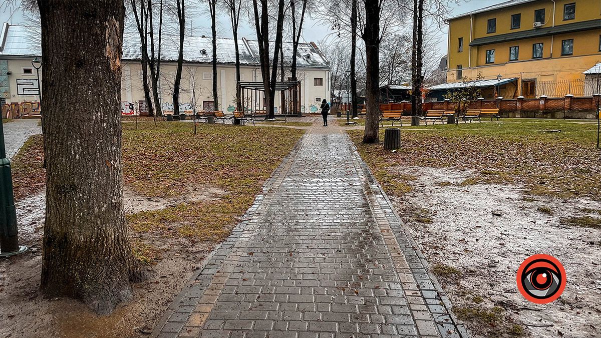 Вандали Коломиї постійно нищать громадське майно у Студентському сквері 4