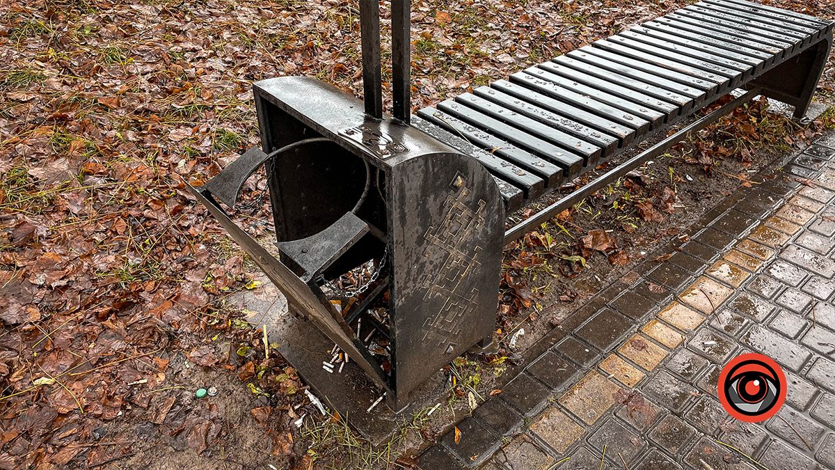 Вандали Коломиї постійно нищать громадське майно у Студентському сквері 1