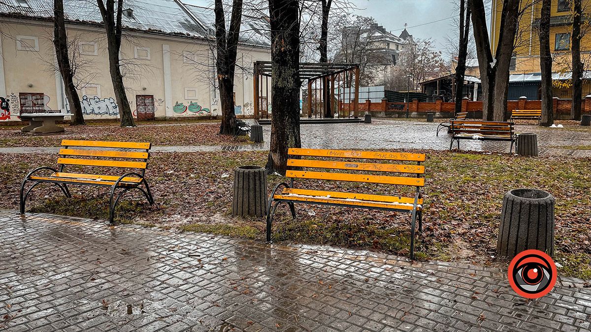 Вандали Коломиї постійно нищать громадське майно у Студентському сквері 3