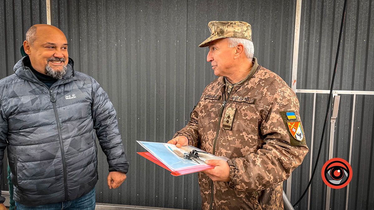 Підприємці Коломиї передали автомобілі для українських захисників 4