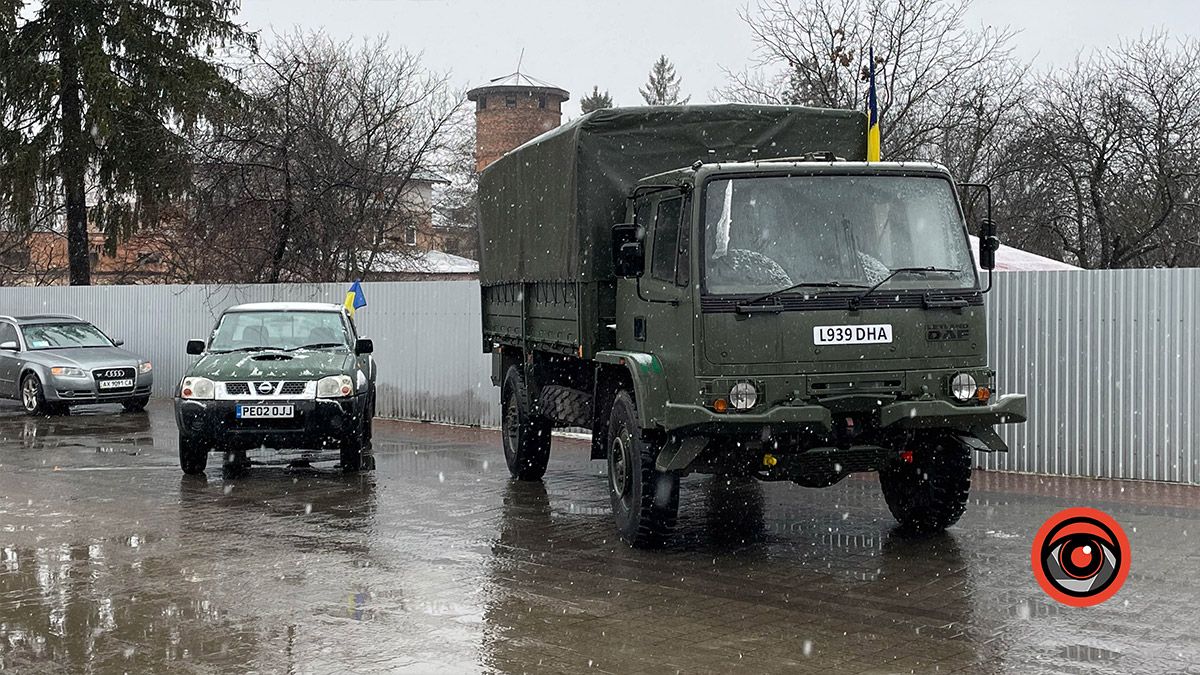 Підприємці Коломиї передали автомобілі для українських захисників 2