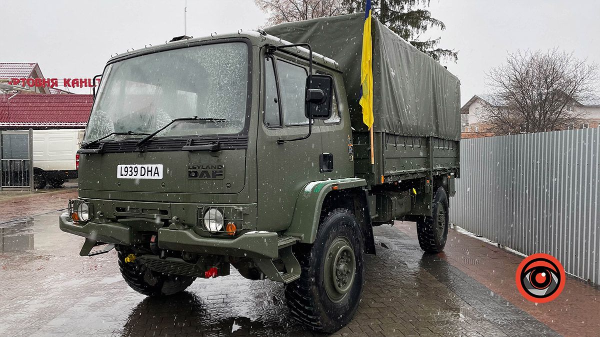 Підприємці Коломиї передали автомобілі для українських захисників 3