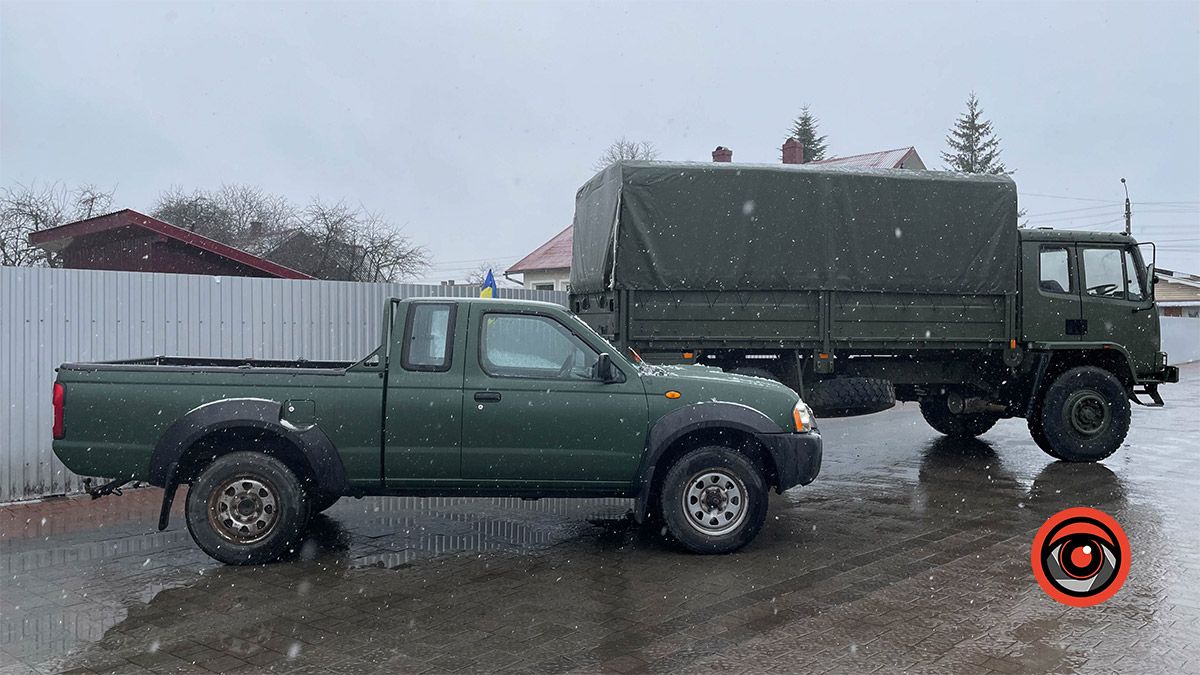 Підприємці Коломиї передали автомобілі для українських захисників 1