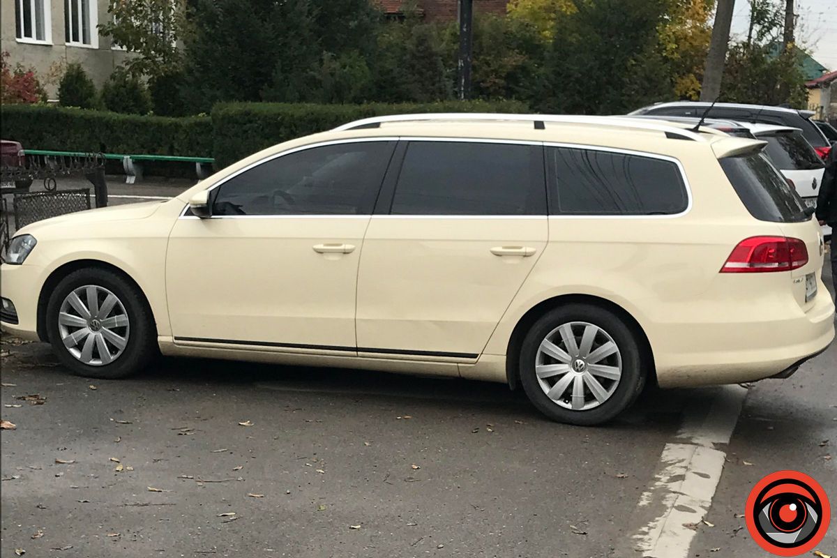 Тротуар чи парковка? На вул. Верещинського автівки постійно перегороджують дорогу пішоходам 2