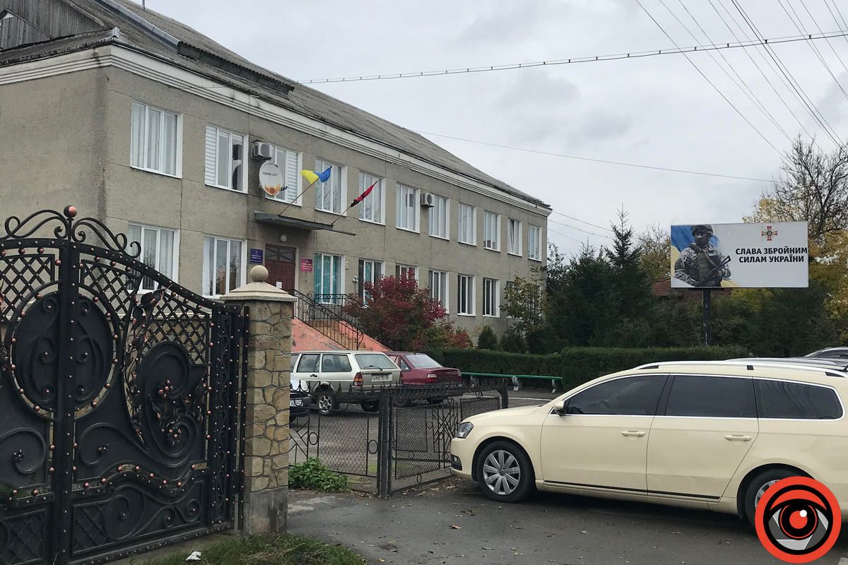 Тротуар чи парковка? На вул. Верещинського автівки постійно перегороджують дорогу пішоходам 1