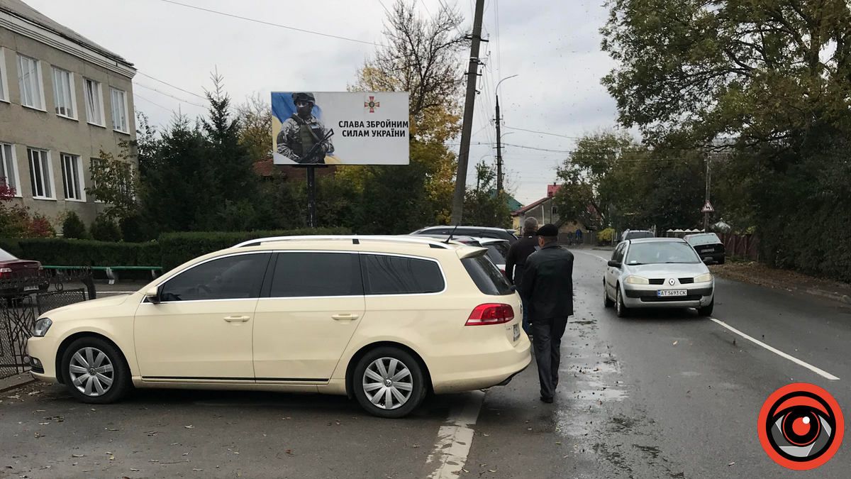 Тротуар чи парковка? На вул. Верещинського автівки постійно перегороджують дорогу пішоходам