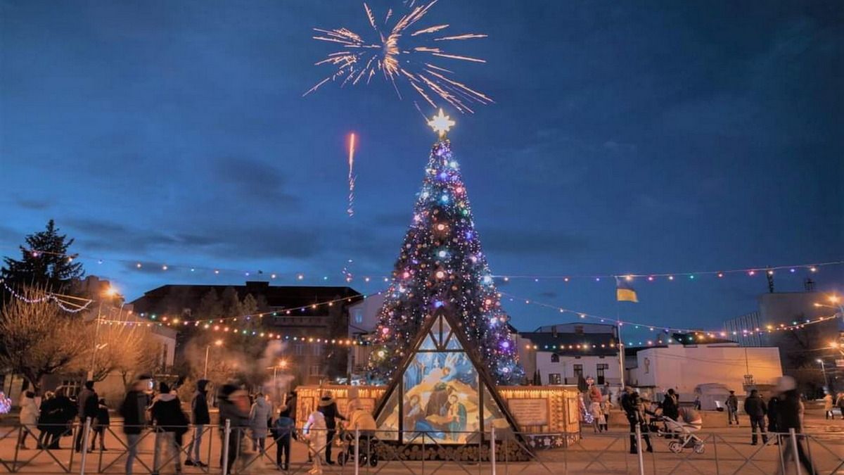 Міський голова Надвірної запитує у мешканців, чи ставити новорічну ялинку