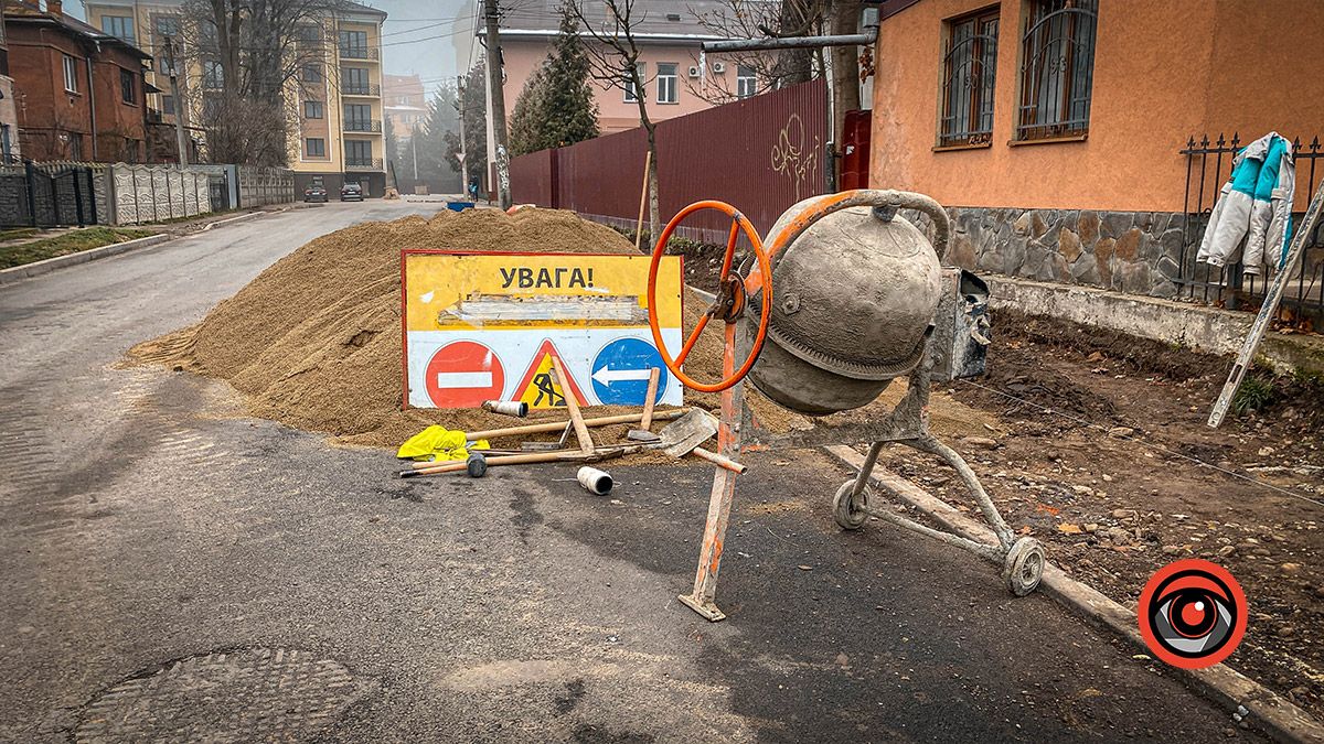 Достукались: на вулиці Чайковського у Коломиї взялися робити тротуар 2
