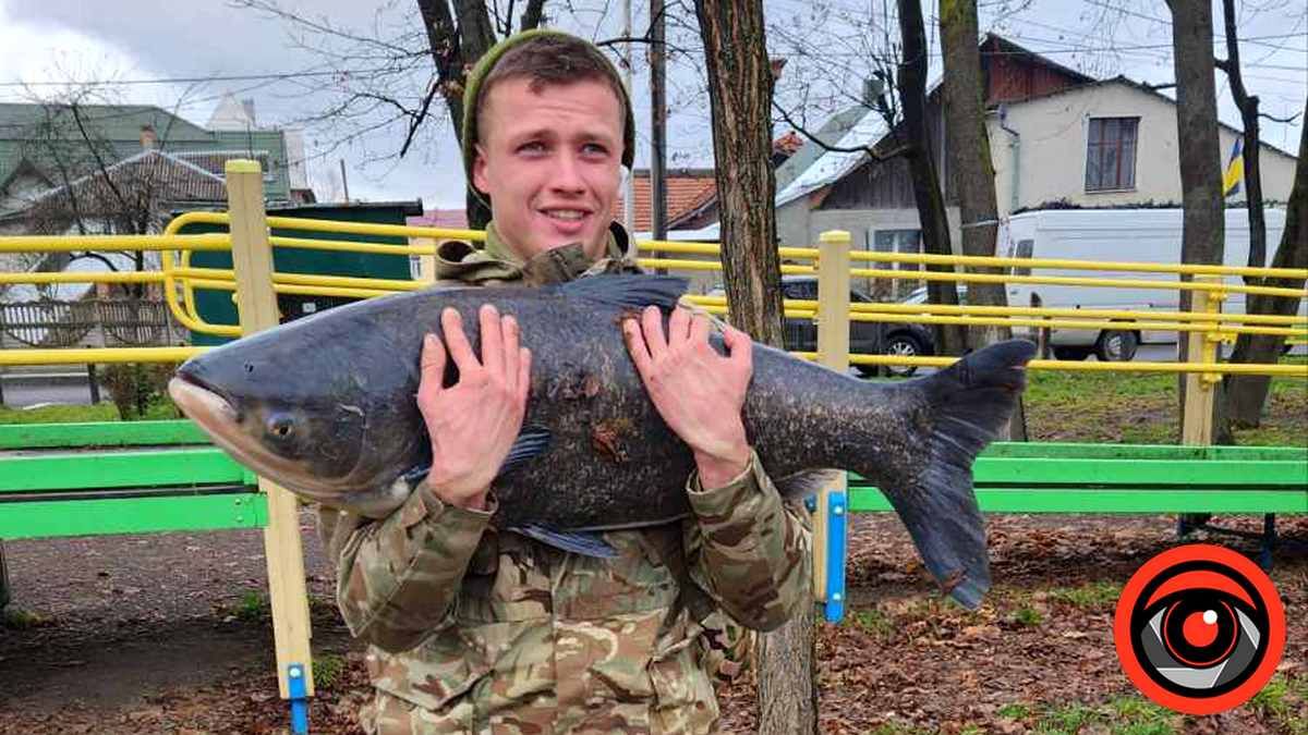 На міському озері в Коломиї вполювали 20-кілограмову рибину