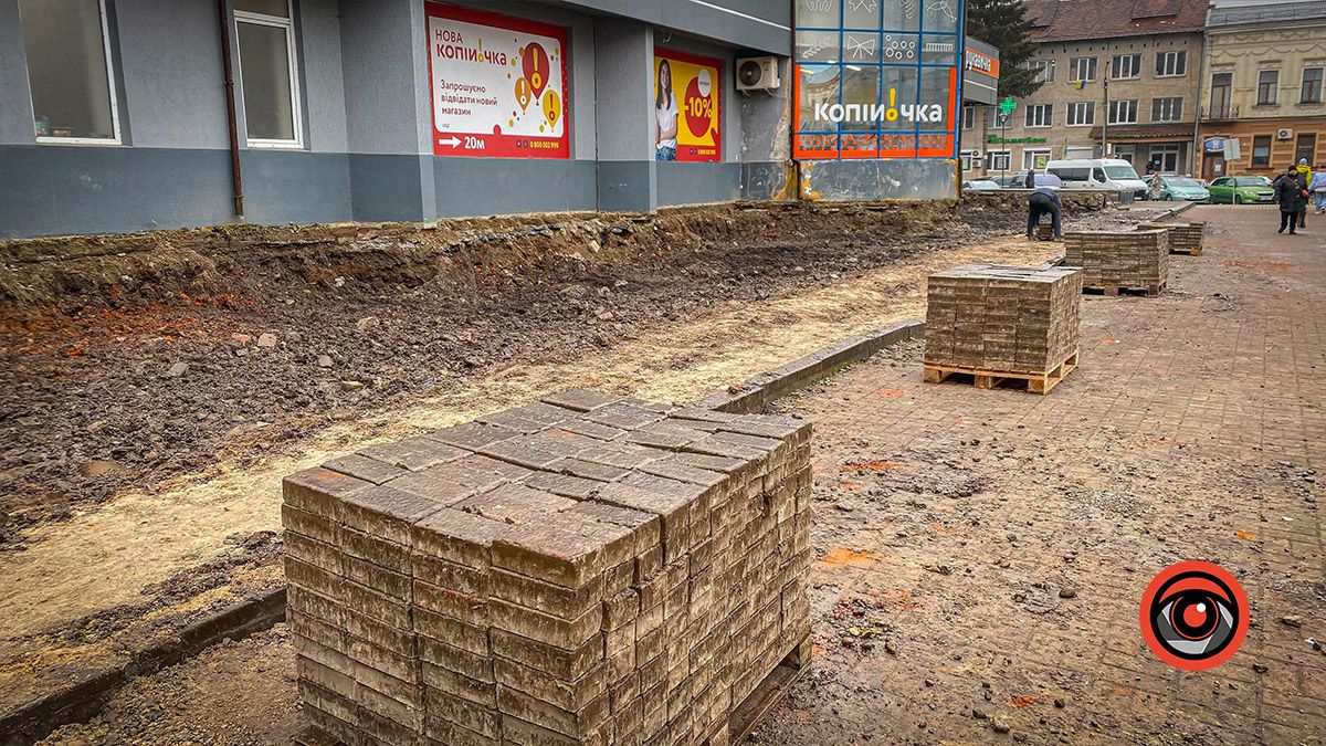 На Вічевому майдані в Коломиї зруйнували підвищення колишнього кінотеатру 1