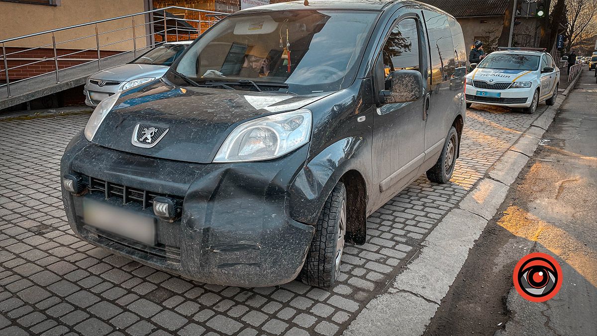 У Коломиї на вул. Мазепи зіткнулись дві автівки 2