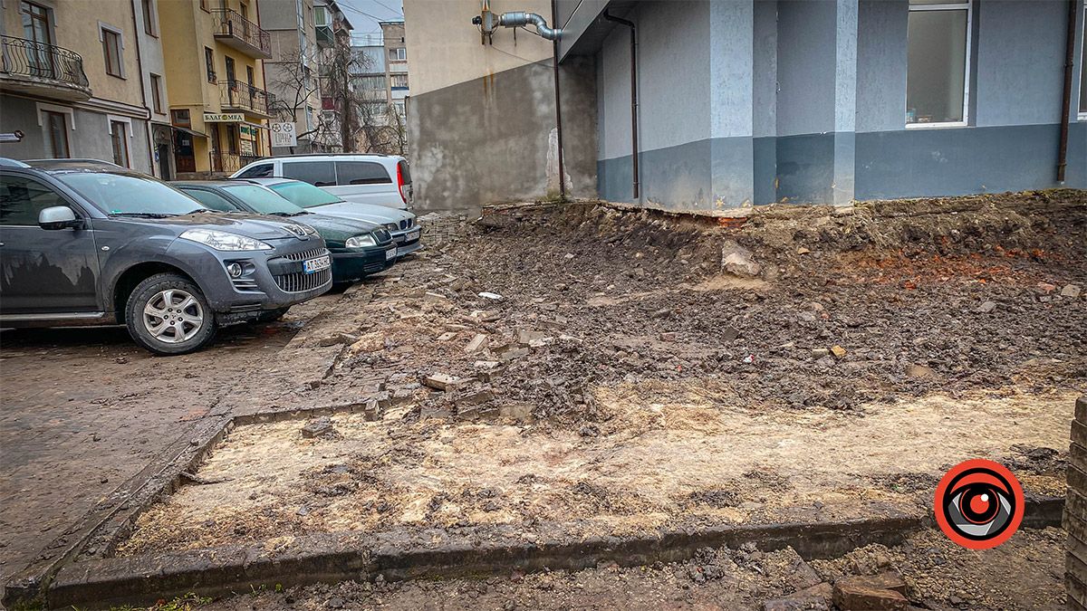 На Вічевому майдані в Коломиї зруйнували підвищення колишнього кінотеатру 2