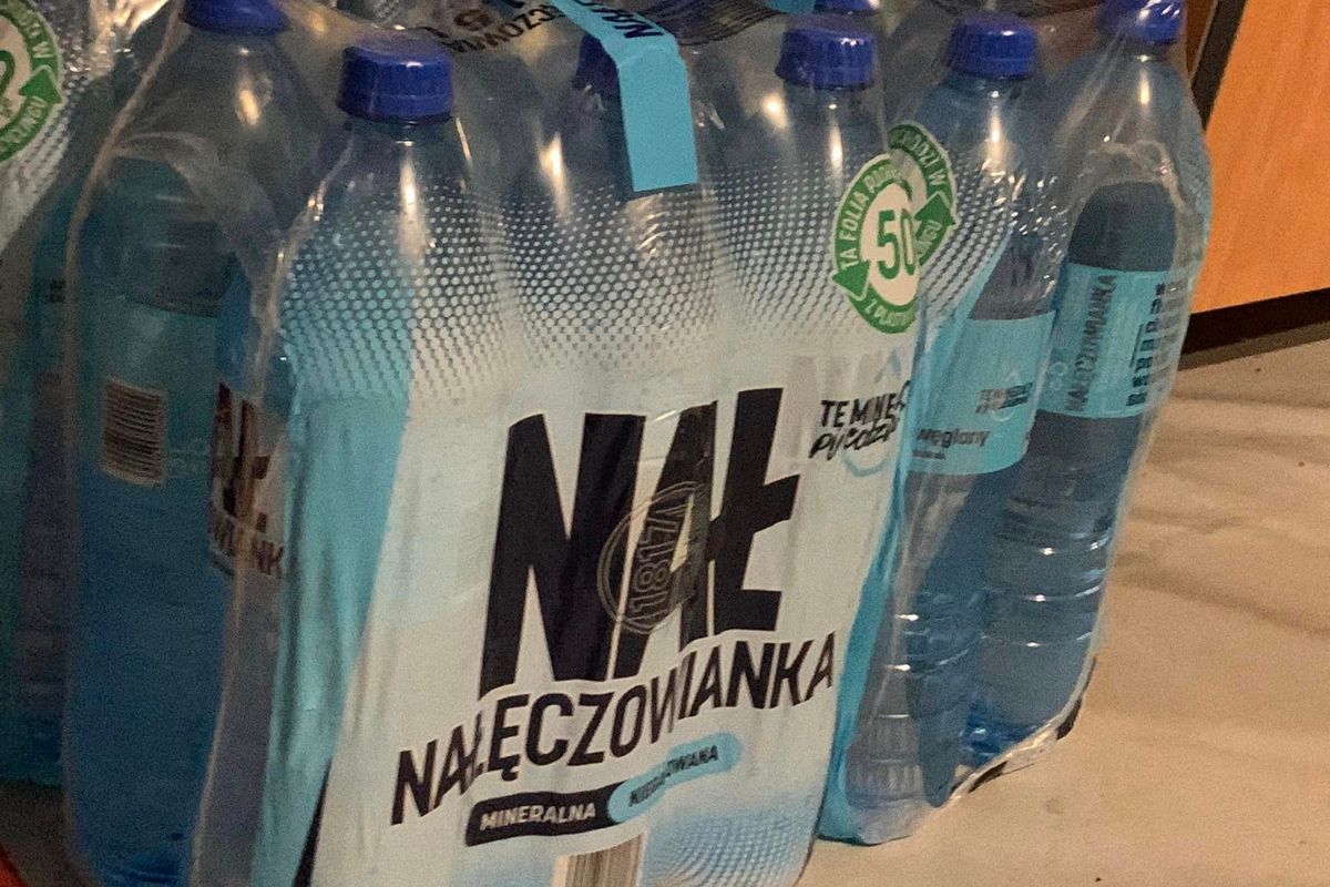 Благодійники допомогли запастися водою та напоями пункту незламності в Коломиї 2