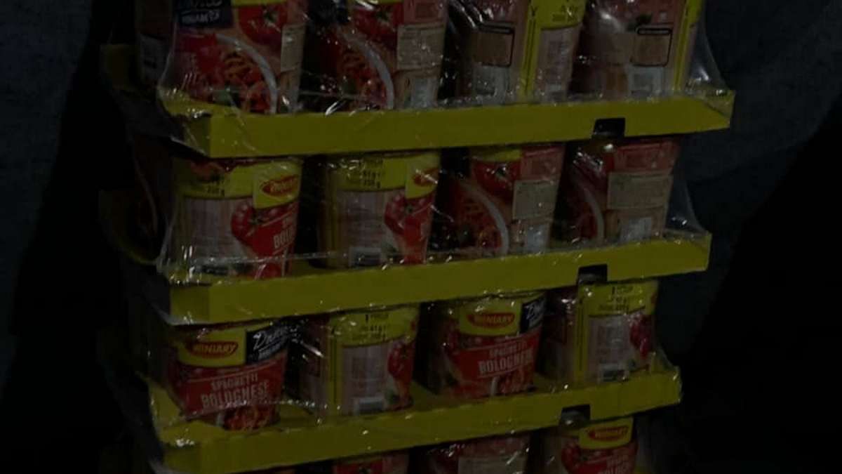 Благодійники допомогли запастися водою та напоями пункту незламності в Коломиї 3