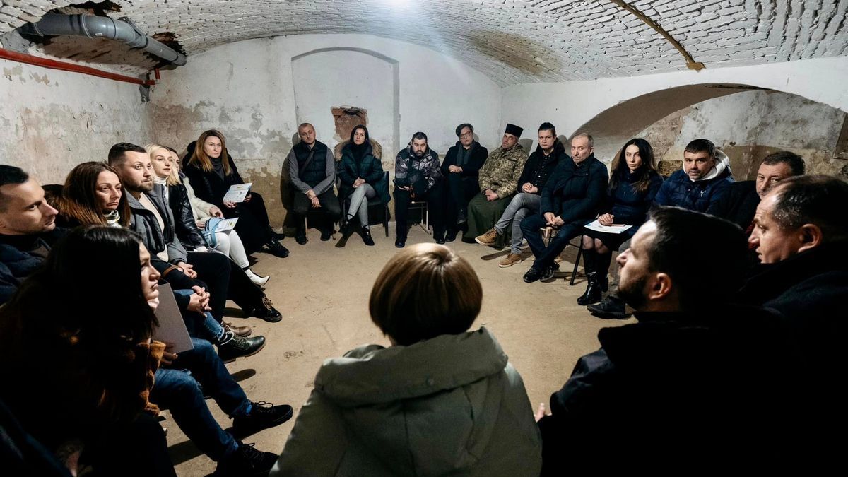 Коломийським волонтерам від влади роздали подяки 7