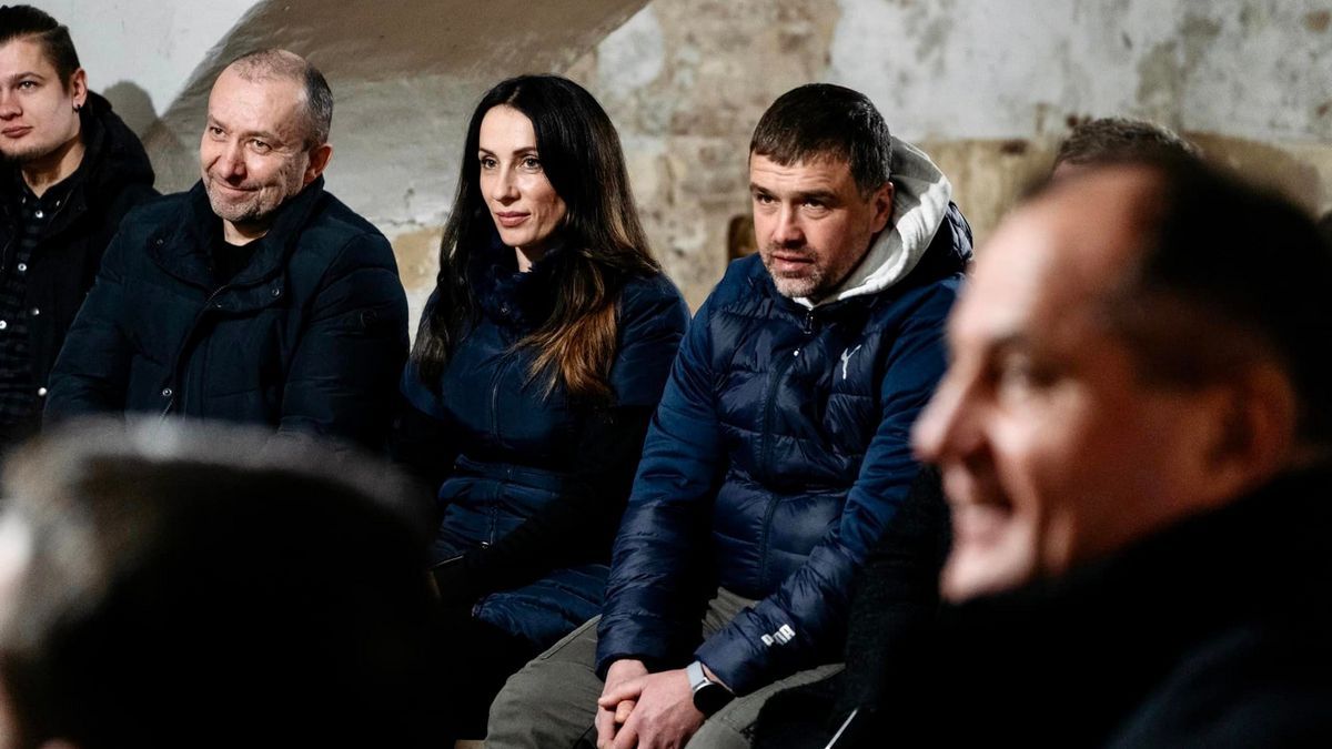 Коломийським волонтерам від влади роздали подяки 10