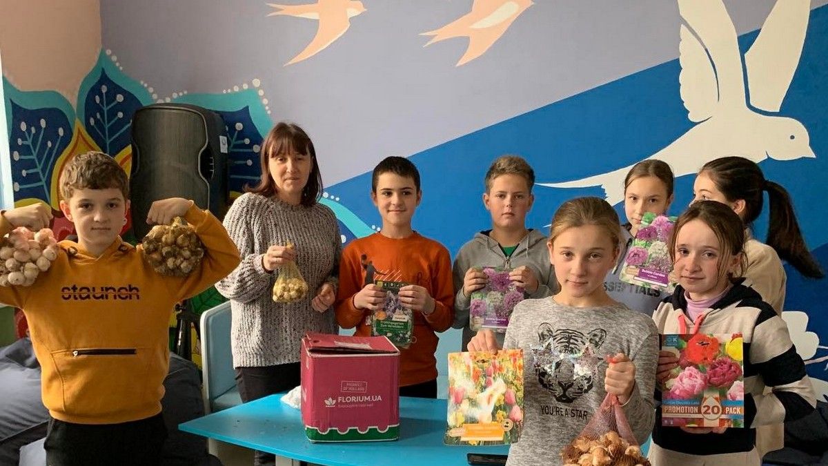 П'ядицький ліцей отримав 500 квіткових цибулин для озеленення території
