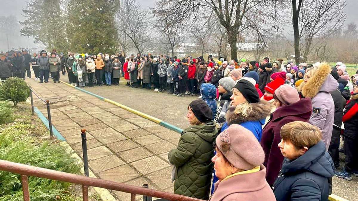 На Косівщині відкрили пам'ятну дошку полеглому Герою Володимиру Розвадовському 3