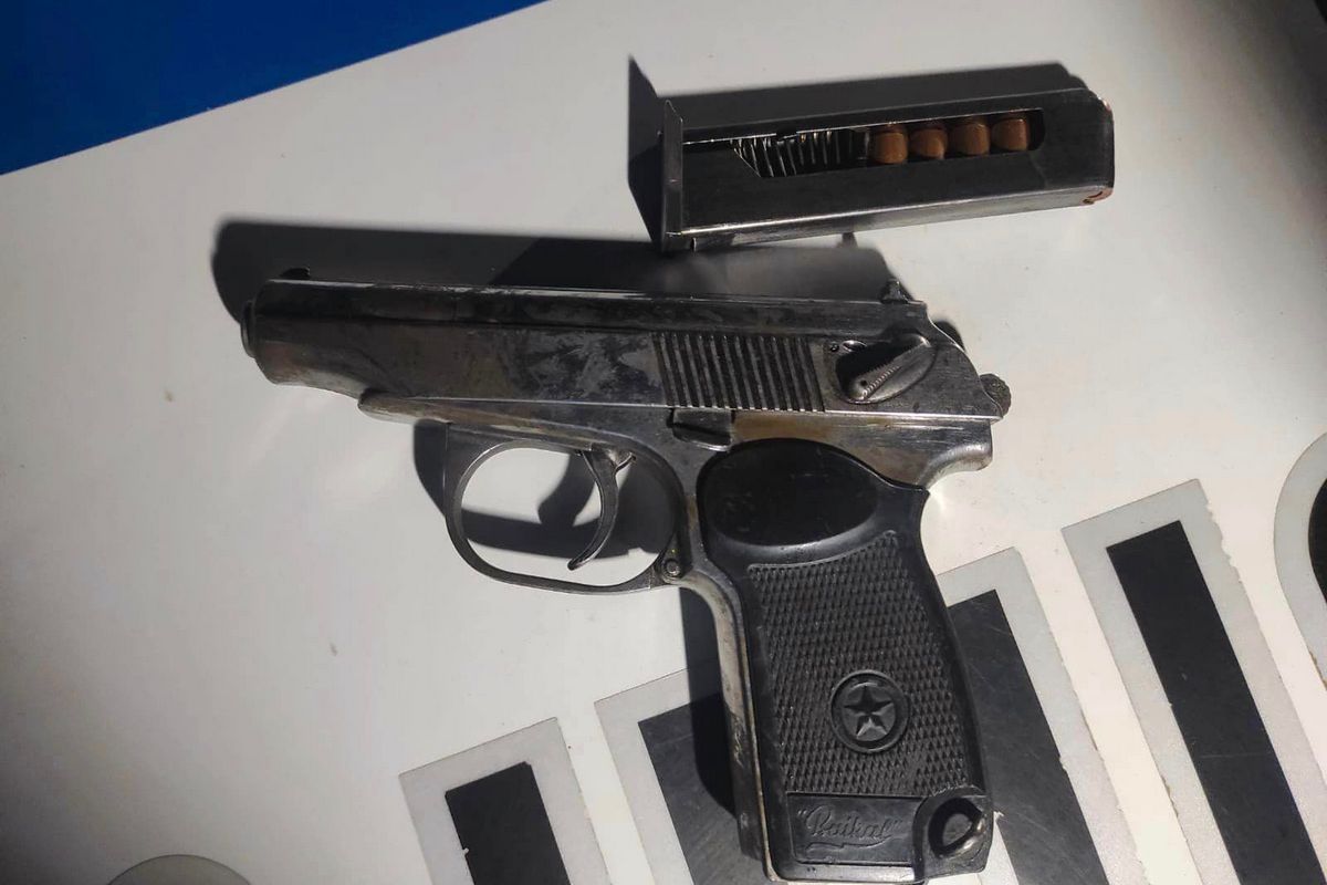 На Прикарпатті чоловік розгулював вулицями зі зброєю в руках 1