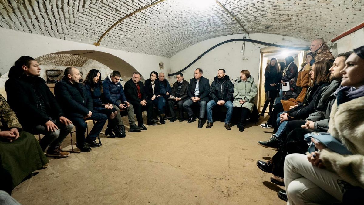 Коломийським волонтерам від влади роздали подяки 8