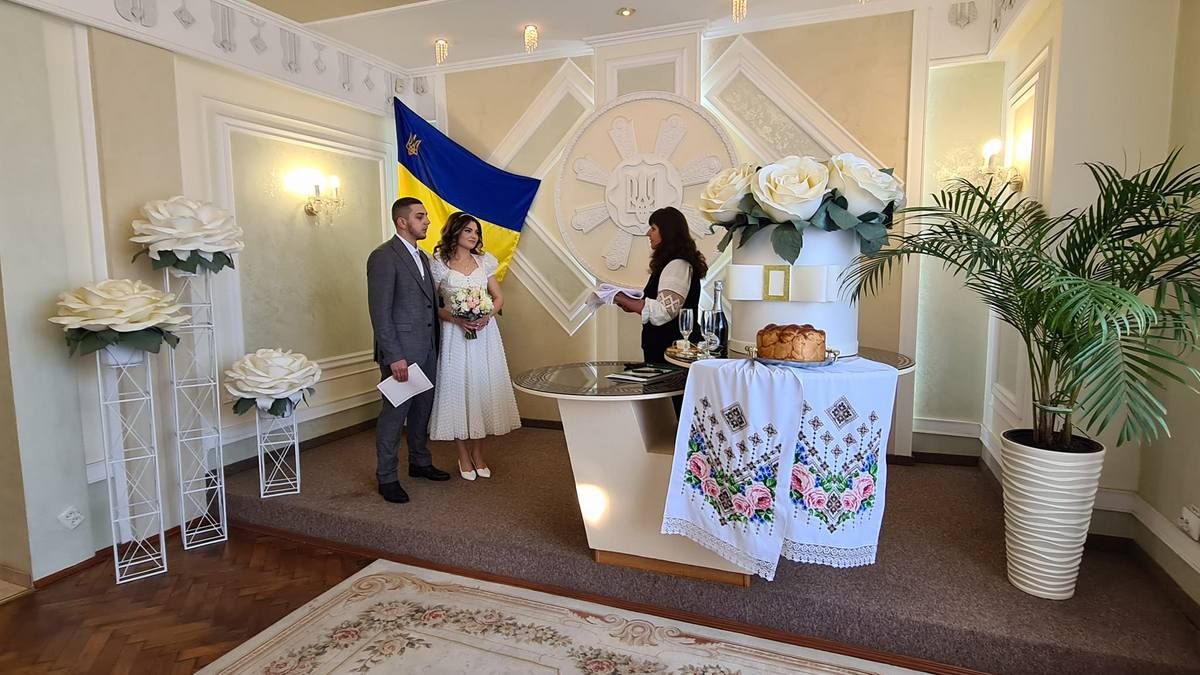 Приїхав з війни, аби одружитися з коханою: історія захисника зі Снятинщини