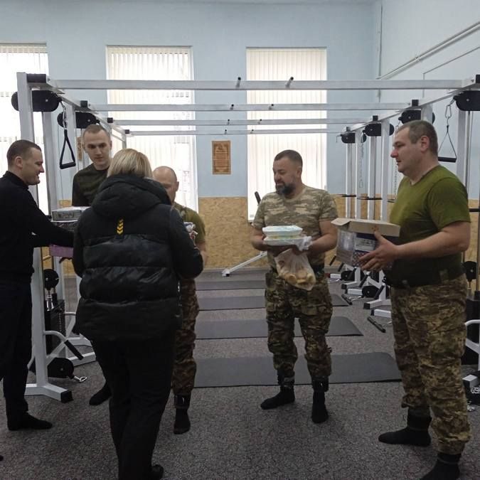 Для захисників, які проходять реабілітацію у центрі "Тепло крилатої душі", передали смаколики 3