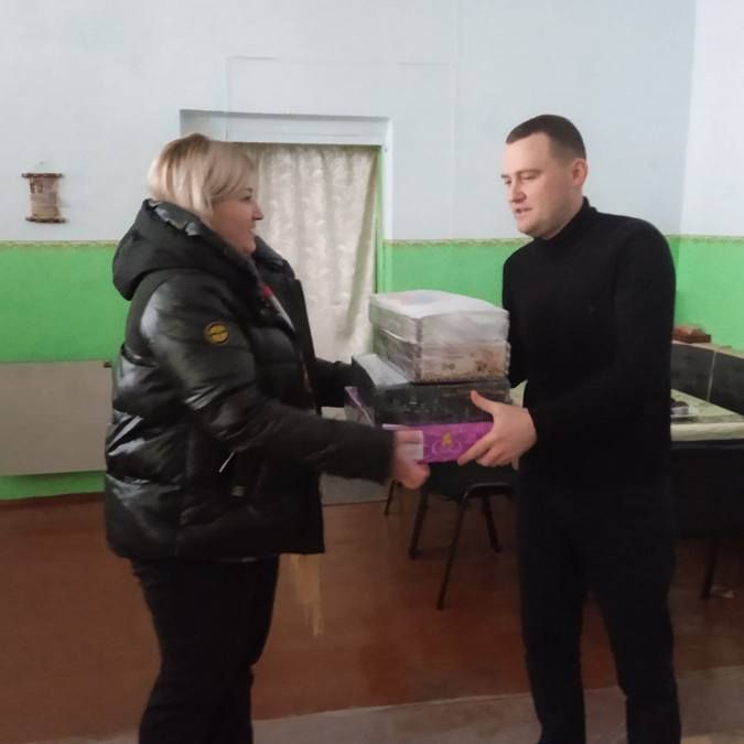 Для захисників, які проходять реабілітацію у центрі "Тепло крилатої душі", передали смаколики 2