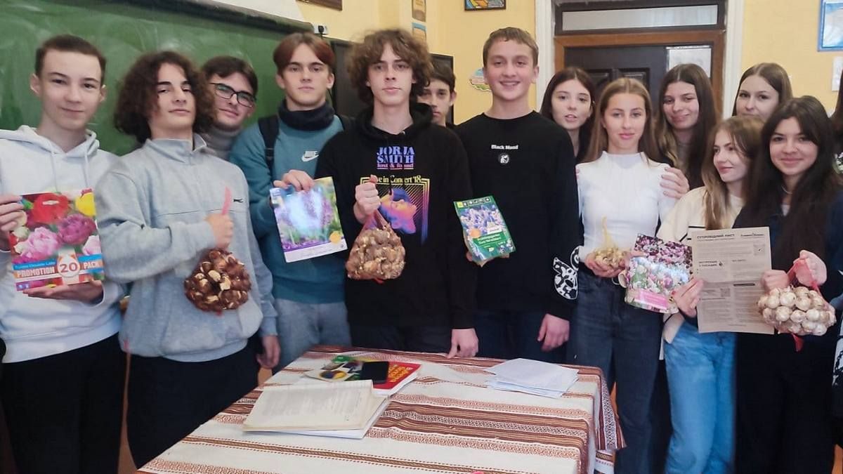 Старшокласники ліцею №1 в Коломиї взяли участь у конкурсі й отримали цілий набір квітів для школи 2