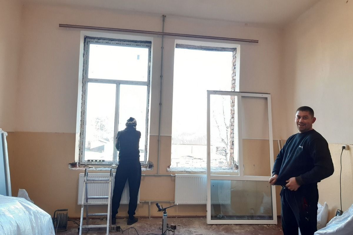 У Коломиї в шелтері для переселенців замінили вікна 4