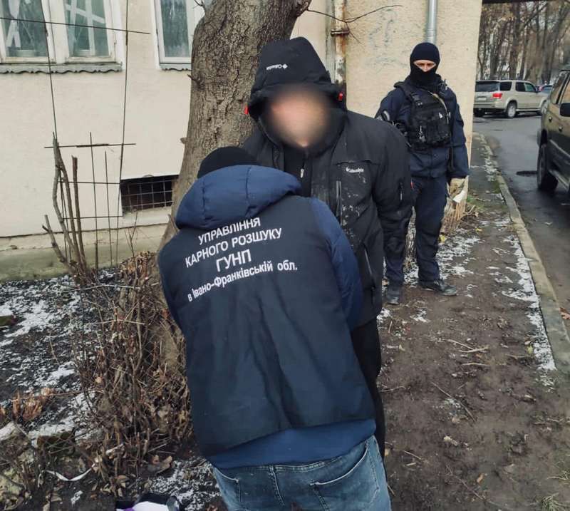 У прикарпатця поліція знайшла гранати та набої 2