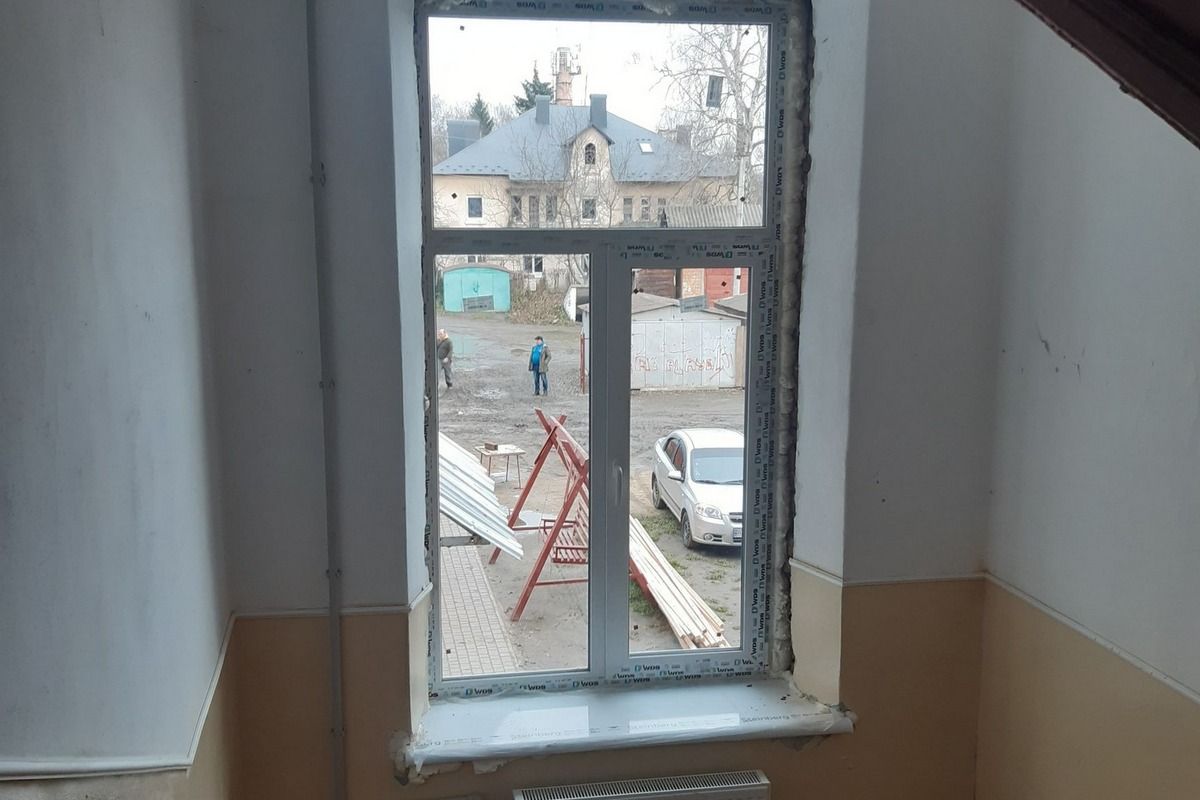 У Коломиї в шелтері для переселенців замінили вікна 5