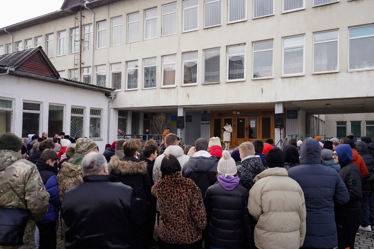 Загиблому нацгвардійцю Володимиру Островському відкрили пам'ятну дошку на рідній школі 1