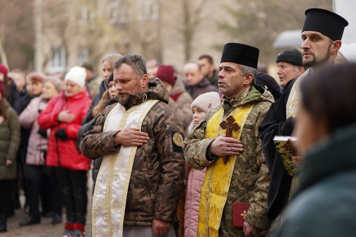 Загиблому нацгвардійцю Володимиру Островському відкрили пам'ятну дошку на рідній школі 5