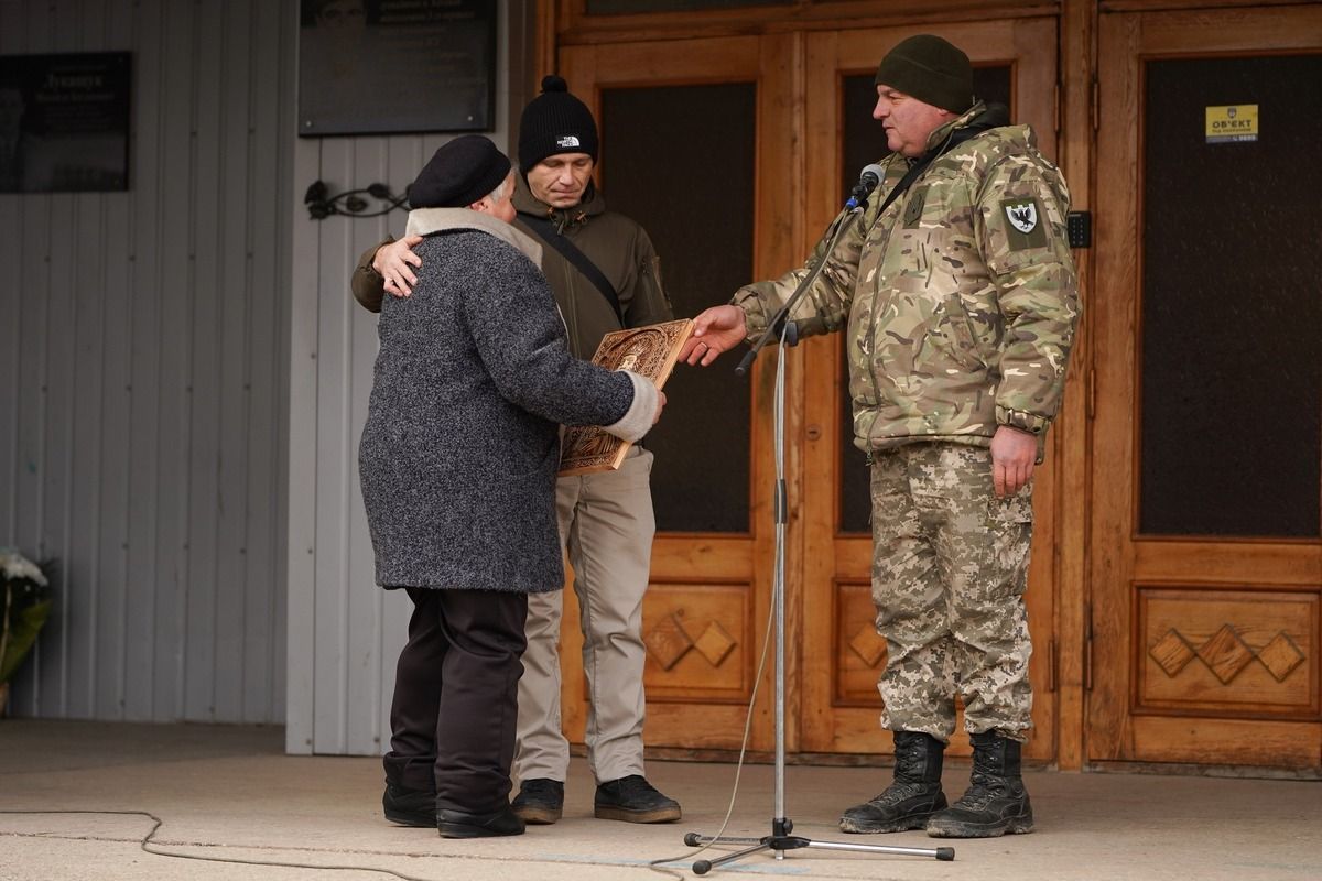 Загиблому нацгвардійцю Володимиру Островському відкрили пам'ятну дошку на рідній школі 4