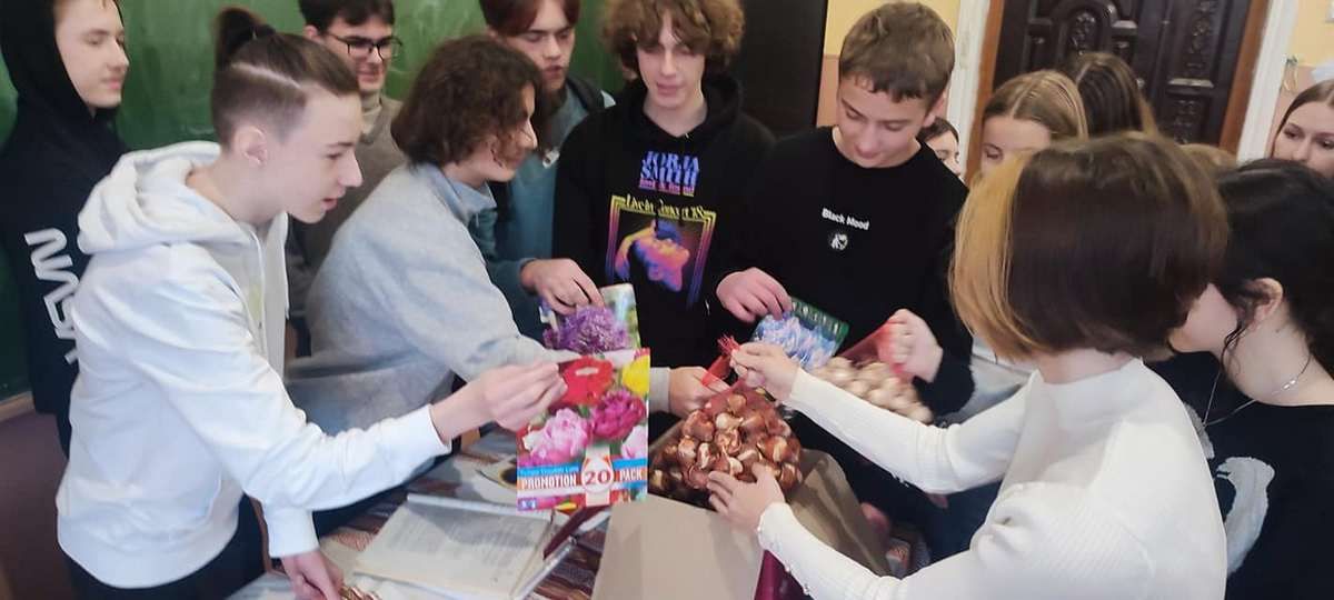 Старшокласники ліцею №1 в Коломиї взяли участь у конкурсі й отримали цілий набір квітів для школи 1