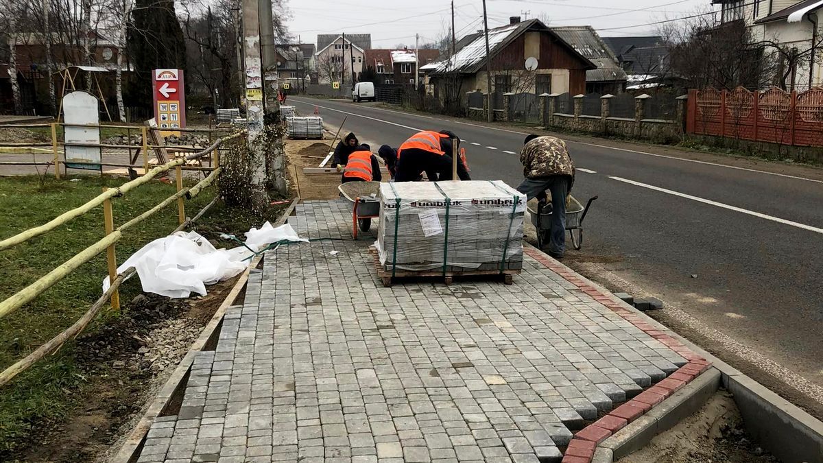 У Делятині відремонтували тротуарні доріжки 4