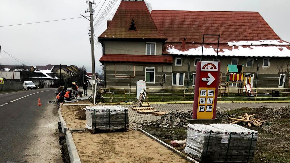 У Делятині відремонтували тротуарні доріжки 6