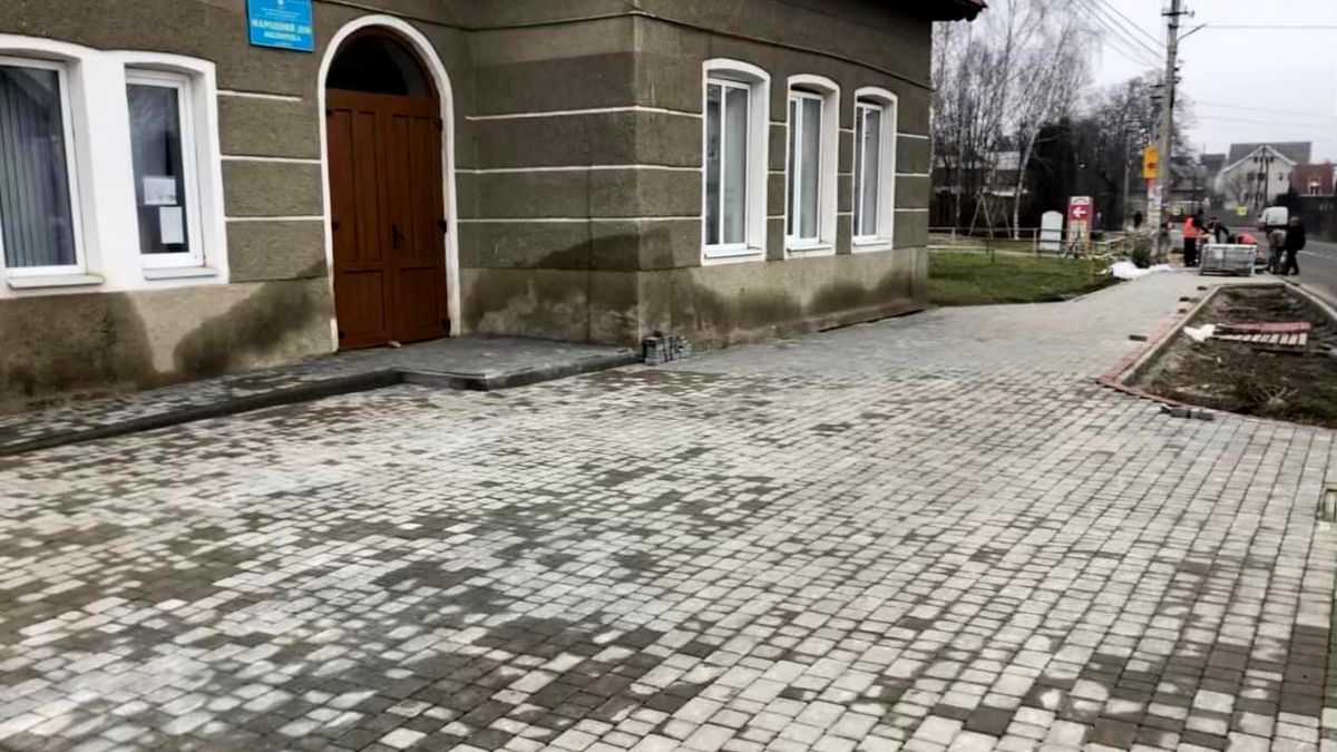 У Делятині відремонтували тротуарні доріжки 5