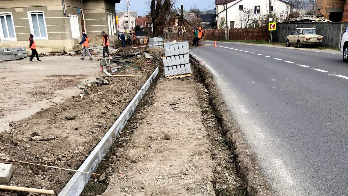 У Делятині відремонтували тротуарні доріжки 1