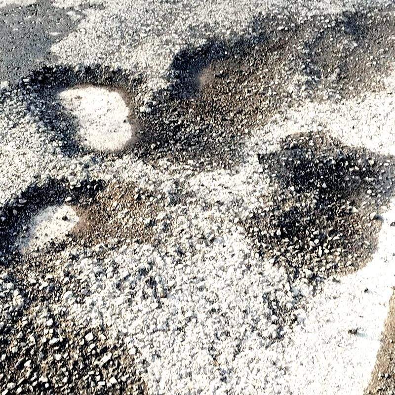 Зробили і... переробили: нову дорогу на вул. Старицького в Коломиї вже латали 1