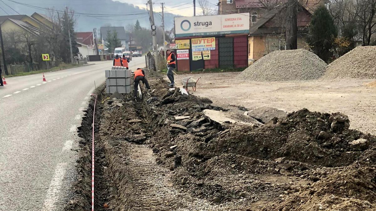 У Делятині відремонтували тротуарні доріжки 2