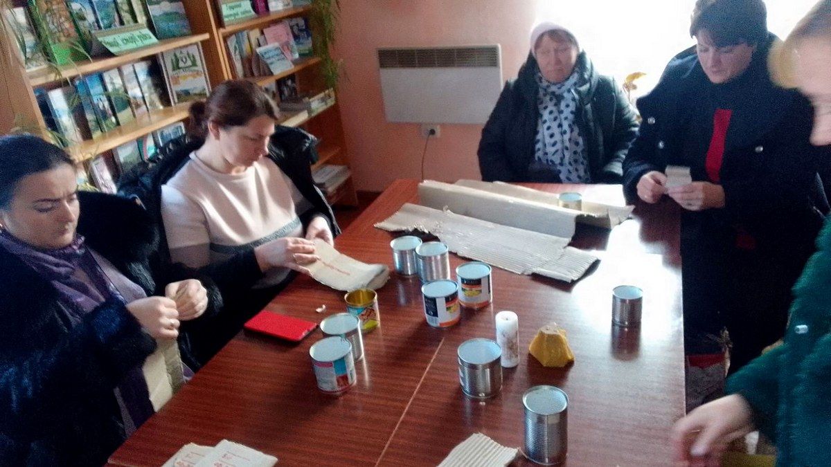 У Верховині зв'язали теплі шкарпетки та виготовили окопні свічки для захисників 1