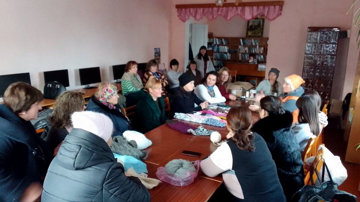 У Верховині зв'язали теплі шкарпетки та виготовили окопні свічки для захисників 2