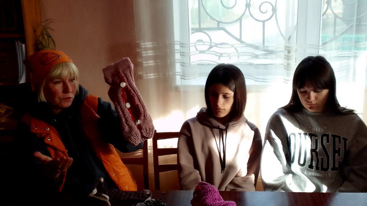 У Верховині зв'язали теплі шкарпетки та виготовили окопні свічки для захисників