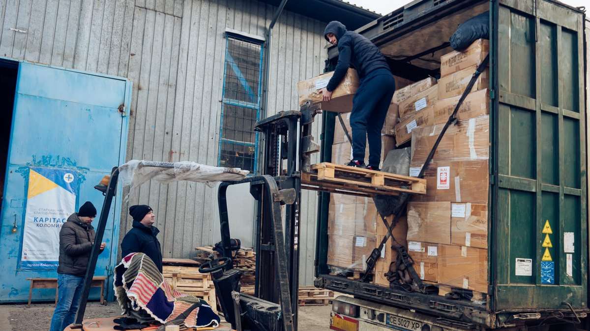 Коломийський Карітас отримав речі та генератори для постраждалих від бойових дій 1