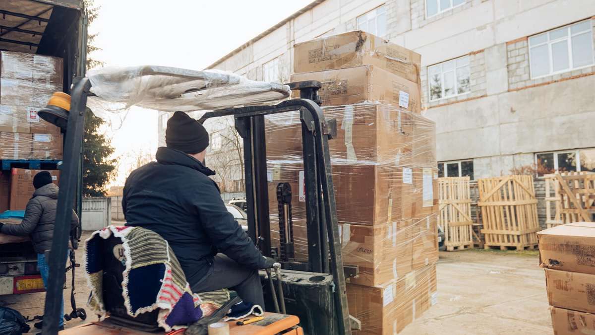 Коломийський Карітас отримав речі та генератори для постраждалих від бойових дій