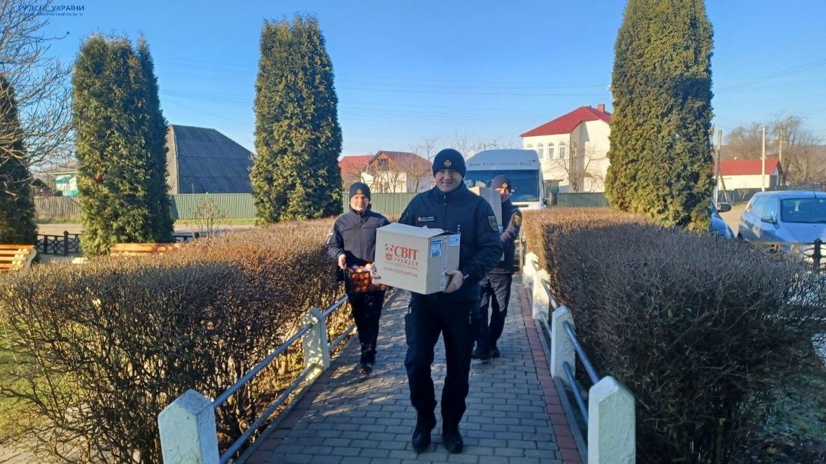 Коломийські рятувальники завітали до діток в реабілітаційному центрі с. Джурів 1